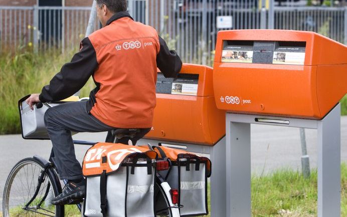 HOOFDDORP – Postbedrijf TNT heeft met de vakbonden een principeakkoord gesloten over een aantal nieuwe cao’s. Dat maakte het bedrijf maandag bekend. De overeenkomst houdt onder meer in dat de meeste werknemers van TNT Post flink minder gaan verdienen. Fot