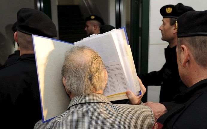 Josef Fritzl bij het verlaten van de rechtszaal in St. Pölten, Oostenrijk, deze week. De aanklager heeft donderdag levenslang tegen hem geëist. Foto EPA