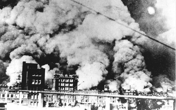 Grote branden in Rotterdam na het bombardement op 14 mei 1940. Foto ANP