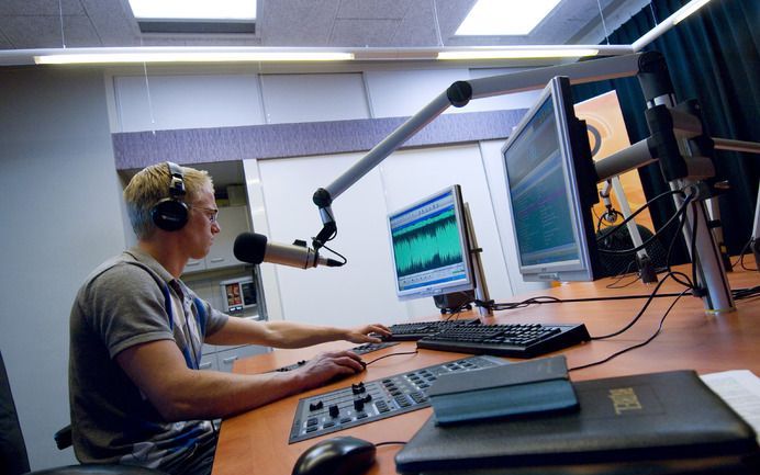 De Reformatorische Omroep (RO) heeft zijn studio in Voorthuizen. „Er staat voor een halve ton aan apparatuur. Menig technicus zou jaloers zijn op de kwaliteit.” Foto’s Ruben Schipper