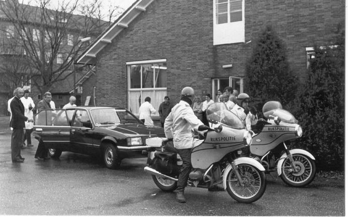 BILTHOVEN – Een containertje met het laatste pokkenvirus uit het Rijksinstituut voor de Volksgezondheid (RIV) wordt in 1981 ingeladen voor vertrek naar Schiphol, vanwaar het naar Atlanta in de VS wordt getransporteerd. Het toenmalige hoofd van het pokstof