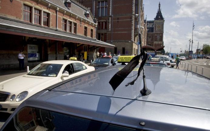 AMSTERDAM – Bij de taxistandplaats op het Leidseplein in Amsterdam staan vanaf vrijdag extra toezichthouders en politieagenten. Zij controleren met name in het weekeinde tot in de vroege uurtjes de taxichauffeurs op hun gedrag. Foto ANP