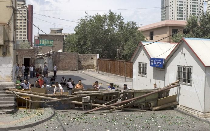 Barricade, opgeworpen door Chinese Oeigoeren. Foto EPA