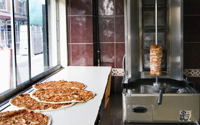 DEN HAAG – Wie een pizza margherita bestelt loopt groot risico op een overdosis kaas. En dan mag de consument nog blij zijn dat het om echte kaas gaat. Foto ANP