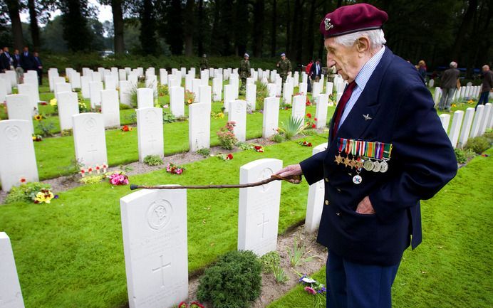 OOSTERBEEK - Een veteraan op de Airborne Begraafplaats in Oosterbeek. Foto ANP