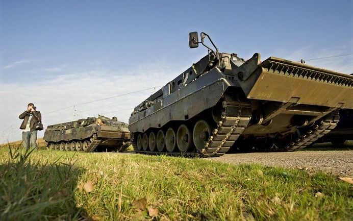 BARENDRECHT - Twee Leopardtanks van het leger staan zaterdagochtend klaar in Barendrecht. In de loop van de dag trekken zij de restanten van de goederentreinen uit elkaar die donderdagavond op elkaar botsten. Foto ANP