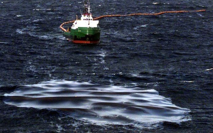 Een schip van de Franse marine ruimt olie op nadat olietanker Erika in 1999 is gezonken. Foto EPA