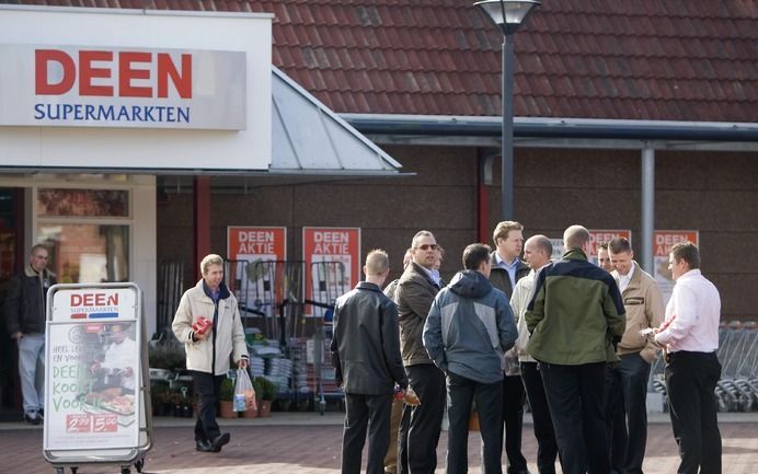 WOGNUM – Werknemers van de DSB Bank stonden dindag in hun pauze voor de Deensupermarkt in Wognum. Middenstanders in het dorp voorspellen dat vooral de plaatselijke bakker zal merken dat de bank onderuit is gegaan. Foto ANP