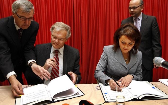 Staatssecretaris Albayrak (Justitie) en de Belgische minister van Justitie Stefaan De Clerck tekenden zaterdag een verdrag in de penitentiaire inrichting Tilburg. Foto ANP