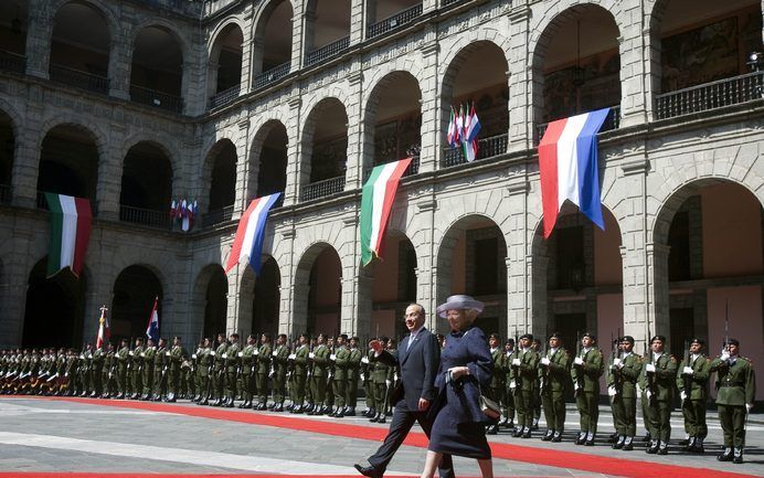 Nadat de koningin een krans legde bij het grootse monument Altar a la Patria in Mexico–Stad, verwelkomde de president haar en haar zoon en schoondochter er op het majestueuze binnenplein van het Nationale Paleis. Foto EPA