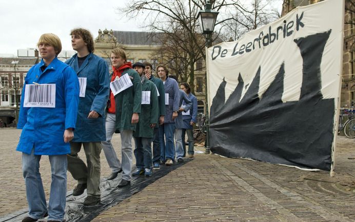 DEN HAAG – Leden van de Landelijke Studenten Vakbond demonstreerden gisteren op ludieke wijze voor de Tweede Kamer in verband met de behandeling van de begroting van Onderwijs. De studenten verbeeldden een leerfabriek, waarin niet de student centraal staa