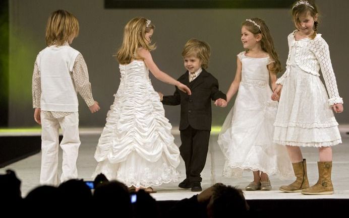 Minister Hirsch Balin van Justitie wil uitsluitend nog huwelijk erkennen als bruid en bruidegom beiden 18 jaar of ouder zijn. Foto: De nieuwste mode voor bruidskinderen op de catwalk tijdens een Love and Marriagebeurs in de Amsterdam RAI. Foto ANP