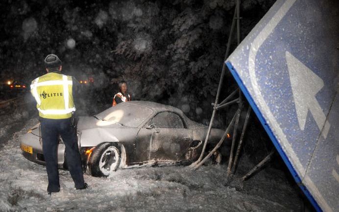 Meerdere auto's raakten door gladheid van de weg, zoals hier vorige week op de N280 tussen Roermond en Weert. Foto ANP