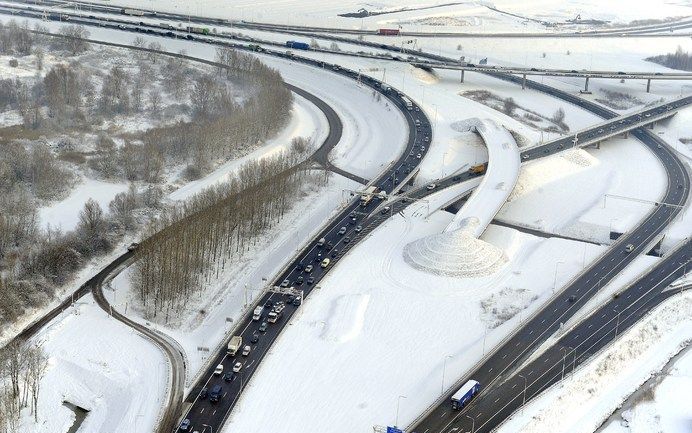 ZOETERMEER – De Nederlandse overheden moeten ervoor zorgen dat economisch belangrijke wegen begaanbaar blijven. Dat vinden transportorganisatie Transport en Logistiek Nederland (TLN) en verladersorganisatie EVO. Foto ANP