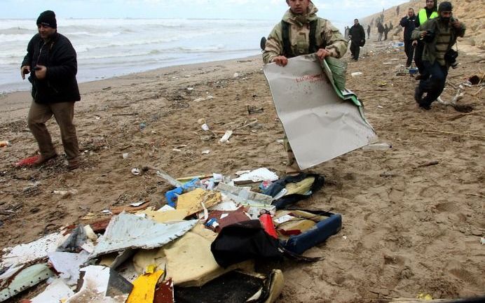 Aangespoelde materialen uit het neergestorte vliegtuig op het strand in Libanon.