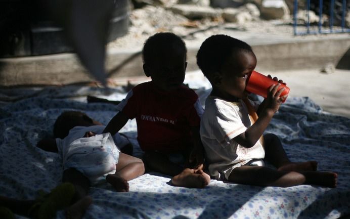 PORT-AU-PRINCE - Een aantal van de 33 kinderen die een Amerikaanse christelijke organisatie het land probeerde uit te brengen zonder toestemming van de autoriteiten, is weer verenigd met hun ouders. Foto EPA