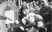 DRIEL. De Poolse ex-generaal-majoor Sosabowski legde in 1949 een krans bij een monument ter herdenking van Market Garden. beeld Stichting Driel-Polen