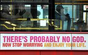 Een bus in Londen met de atheïstische tekst. Foto EPA
