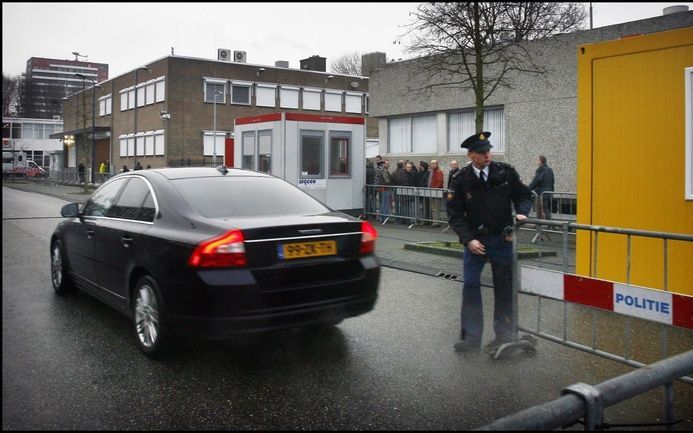 Een geblindeerde auto komt maandag aan bij de speciaal beveiligde rechtszaal de Bunker in Amsterdam-Osdorp op de eerste dag van de zaak-Passage. Foto ANP