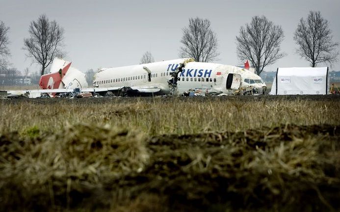 AMSTERDAM – De woensdag bij Schiphol gecrashte Boeing 737 van Turkish Airlines wordt zeker niet voor dinsdag geborgen. Foto ANP