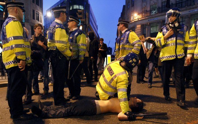 LONDEN – Oppositieleden in het Britse parlement eisen een gerechtelijk onderzoek naar de dood van een man die in aanvaring kwam met de Londense politie aan de vooravond van de G20-top. Dat meldden Britse media woensdag. Foto EPA