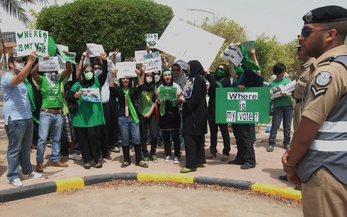 TEHERAN – Tienduizenden aanhangers van de Iraanse oppositieleider Mir Hossein Mousavi hebben zich donderdag verzameld voor een betoging. Foto EPA