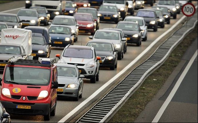 RIJSWIJK – Op de Nederlandse snelwegen stond zaterdagmiddag op het hoogtepunt 160 kilometer aan files. Vorig jaar op tweede kerstdag was dat 122 kilometer en in 2007 nog 80 kilometer. Dat meldde een woordvoerder van de verkeersdienst van de ANWB. Foto ANP