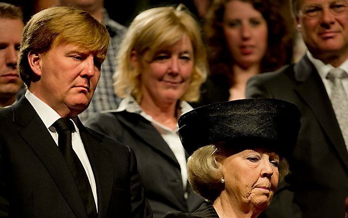 ALPHEN AAN DEN RIJN - Koningin Beatrix (R) en prins Willem-Alexander (L) zijn woensdag in theater Castellum in Alphen aan den Rijn aanwezig bij een herdenkingsbijeenkomst voor de slachtoffers van de schietpartij in winkelcentrum De Ridderhof op zaterdag 9