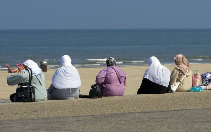 ALMERE – De PVV wil het dragen van hoofddoekjes verbieden bij alle instellingen en verenigingen die gemeentelijke subsidie ontvangen. Foto ANP