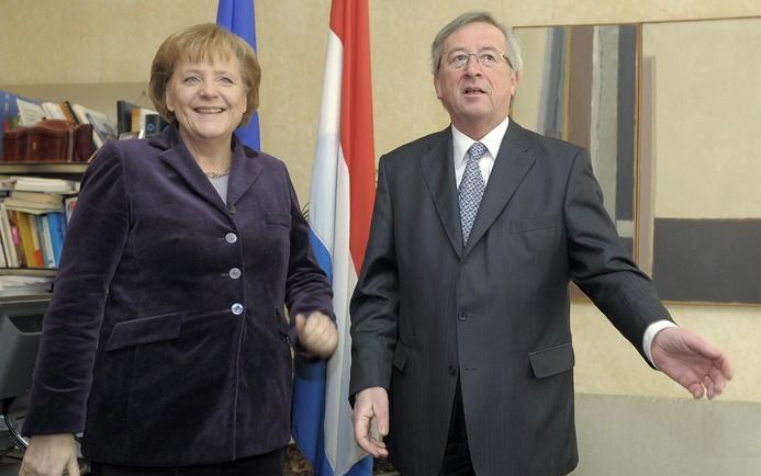 Merkel met de Luxemburgse minister van Financiën Juncker. Foto EPA.