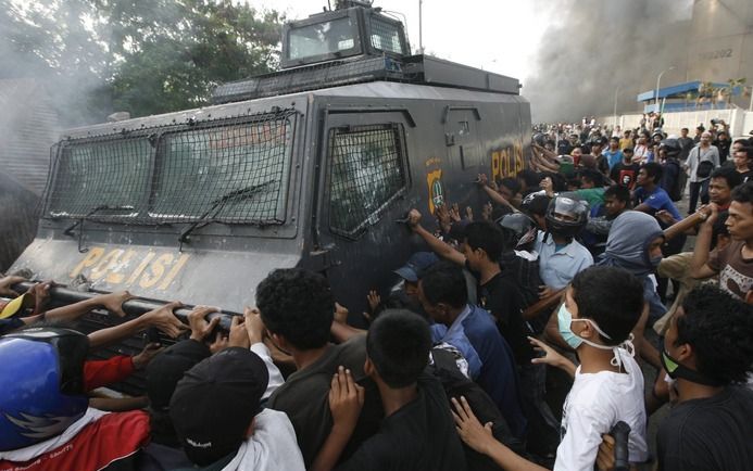 JAKARTA – Indonesië is nog steeds diep geschokt over het bloedige geweld in de haven van Tanjung Priok dat vorige week losbarstte. Een botsing tussen islamitische buurtbewoners en ordetroepen escaleerde in een ware veldslag, die de inwoners van Jakarta he