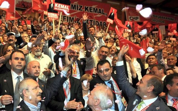 ISTANBUL – De grootste oppositiepartij in Turkije, de CHP, heeft na achttien jaar een nieuwe leider. Kemal Kilicdaroglu is zaterdag op het partijcongres met een historische meerderheid tot voorman gekozen. Foto EPA