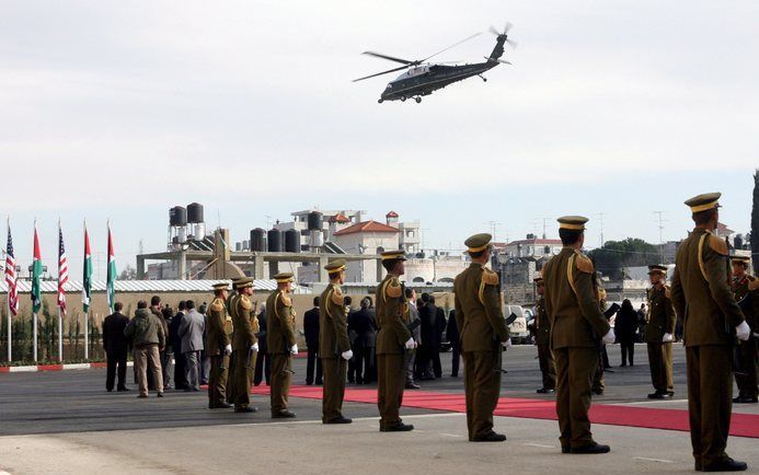 President Bush verlaat per helicopter Ramallah.