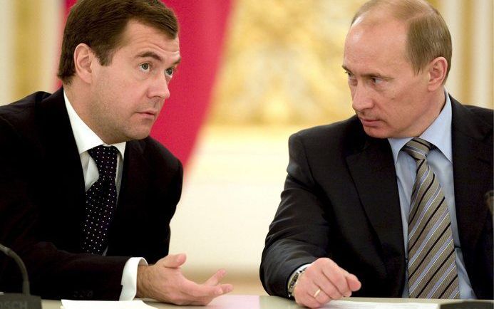 De Russische president Vladimir Poetin (r.) luistert naar zijn beoogd opvolger Dmitri Medvedev tijdens een bijeenkomst van de Raad voor Nationale Projecten donderdag in het Kremlin. Poetin zal na de presidentsverkiezingen van morgen het politieke toneel n