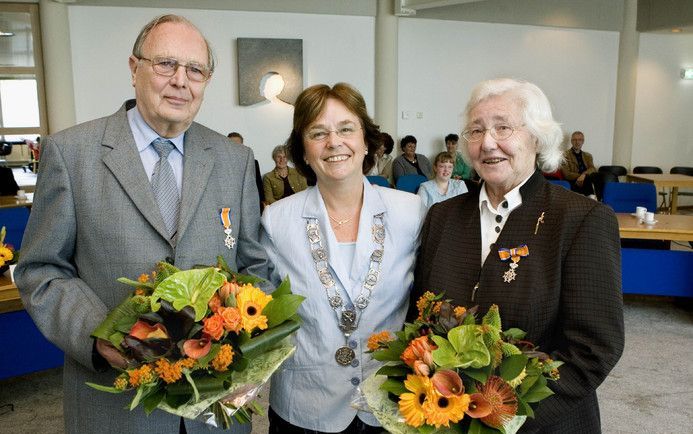 LISSE – Het echtpaar Koning uit Lisse kreeg vanmorgen een koninklijke onderscheiding. Het nog vitale echtpaar doet al twintig jaar vrijwilligerswerk voor het Amsterdamse Waterleidingbedrijf. Foto Dick Hogewoning