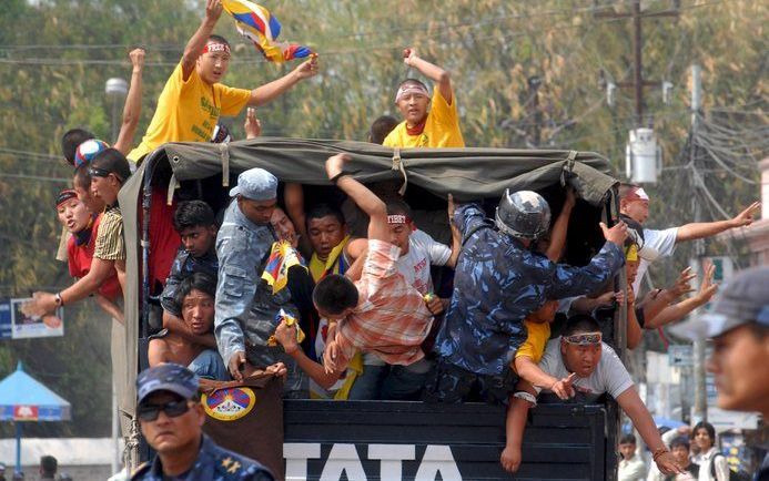 Dertig personen zijn veroordeeld wegens betrokkenheid bij de bloedige betogingen op 14 maart in Lhasa en andere delen van China. De drie die levenslang gevangenis krijgen, zouden de brandstichtingen en plunderingen hebben geleid. Foto EPA