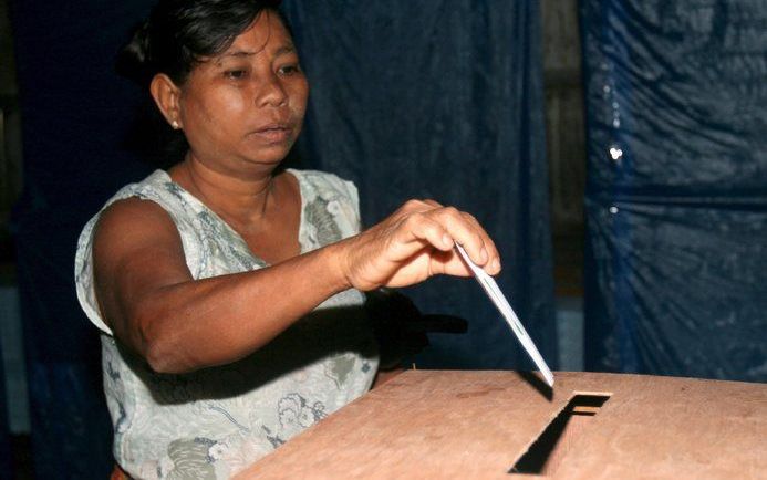 RANGOON (ANP/AFP) – Een week na een verwoestende cycloon die tienduizenden mensen het leven heeft gekost, zijn in delen van Birma zaterdag de stemlokalen geopend voor een referendum over een nieuwe grondwet. Foto EPA