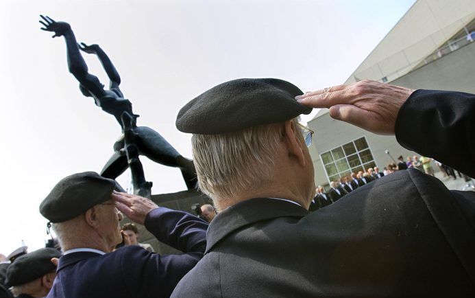 ROTTERDAM – Oud-strijders salueren tijdens de kranslegging bij het monument ”De verwoeste stad”. Rotterdam herdacht woensdag het bombardement van 14 mei 1940, waarbij een groot deel van de binnenstad werd verwoest. Foto ANP