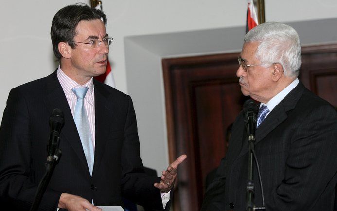 RAMALLAH - Minister Verhagen tijdens een gezamenlijke persconferentie met de Palestijnse president Mahmoud Abbas, 22 januari 2008. Woensdag en donderdag brengt Verhagen opnieuw een bezoek aan Israël en de Palestijnse gebieden. Foto EPA