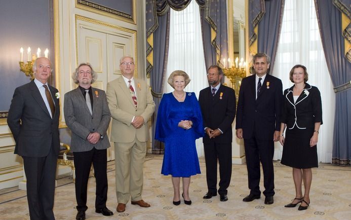 Koningin Beatrix heeft donderdag in Den Haag de Zilveren Anjers van het Prins Bernhard Cultuurfonds uitgereikt aan Loek Dijkman, Cees Dekker, Hein van der Bruggen en Gerrit Hasendonckx. Er was er ook een voor Elis Juliana uit Curacao, maar die kon niet ov