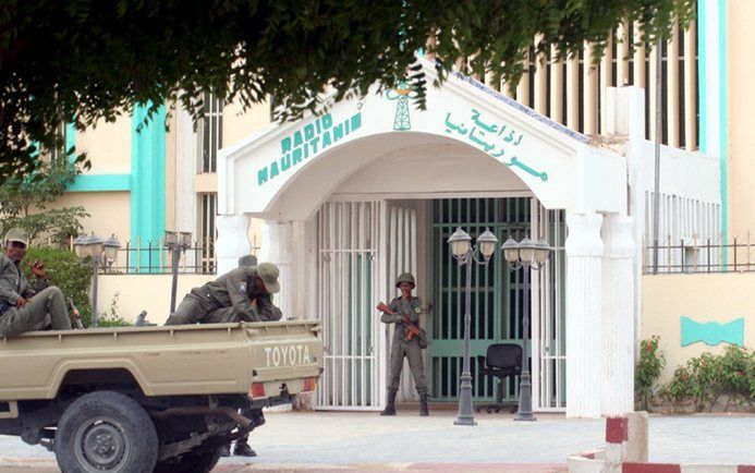 Militairen bij het gebouw van de radiozender van Mauretanië. Militairen hebben belangrijke gebouwen in de hoofdstad Nouakchott omsingeld en de staatstelevisie is uit de lucht. Foto EPA