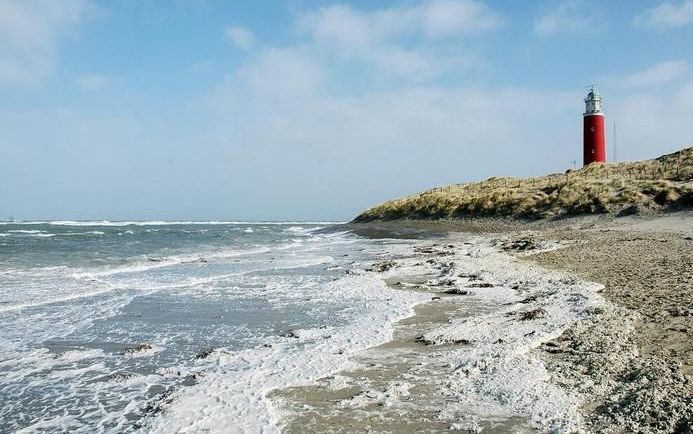 Er is een stoffelijk overschot gevonden op het strand in Zoutelande. Foto ANP