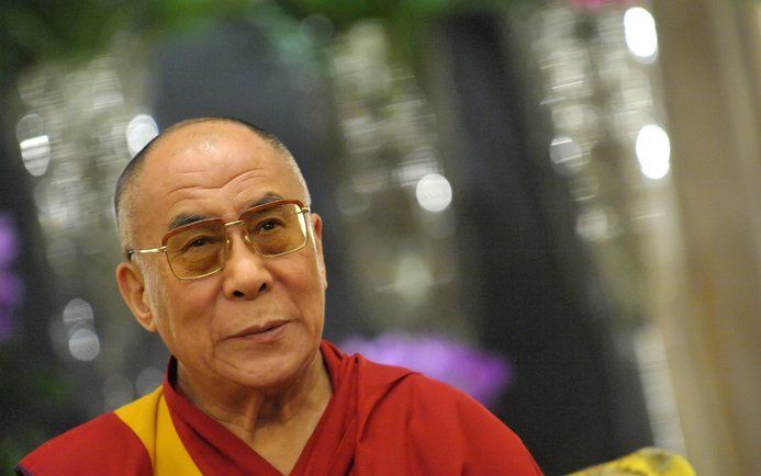 De dalai lama heeft zaterdag deelgenomen aan een twaalf uur durende vastenactie om aandacht te vragen voor de Tibetaanse zaak en voor dewereldvrede. Hij deed dat in zijn ziekenhuisbed in de Indiase hoofdstad Mumbai. Foto EPA