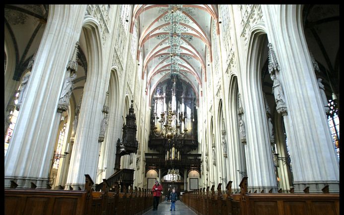 ’s HERTOGENBOSCH – „De kerk heeft 2000 jaar religieuze ervaring in huis. Zij zou de religieuze zoekers een grote dienst bewijzen door de deuren van haar voorraadschuur wagenwijd open te zetten”, zo stelde prof. Peter Nissen vanmiddag in zijn inaugurele re