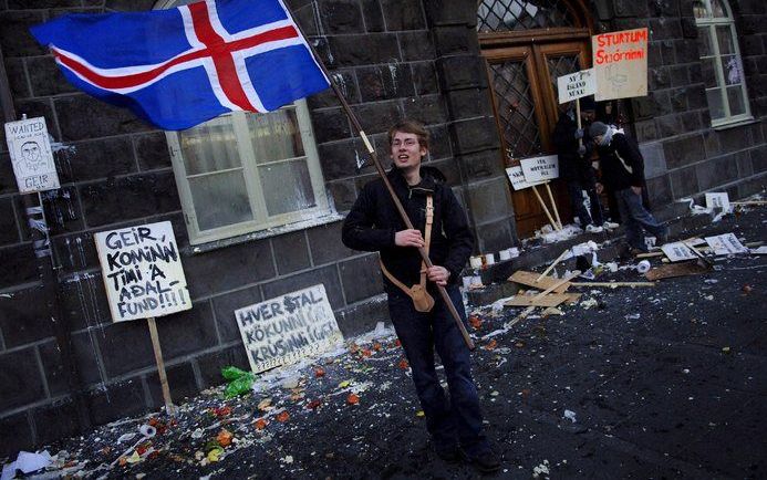 REYKJAVIK – Bij een demonstratie in de IJslandse hoofdstad Reykjavik zijn zaterdag vijf mensen gewond geraakt. Enkele honderden betogers raakten slaags met de politie toen ze een politiebureau probeerden te bestormen. Foto EPA