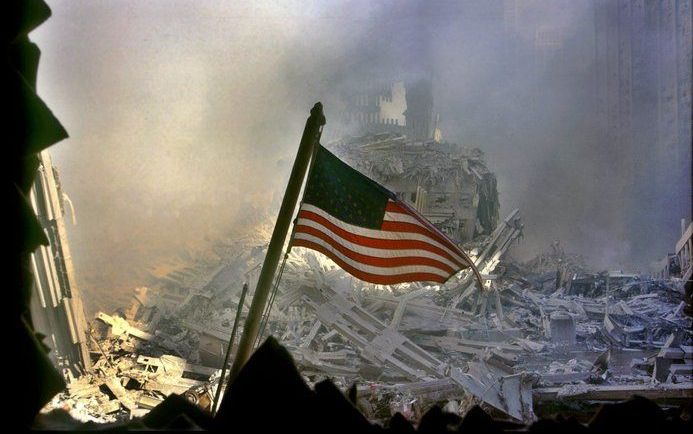 De Amerikaanse vlag kort na het instorten van het World Trade Center in New York. - Foto EPA