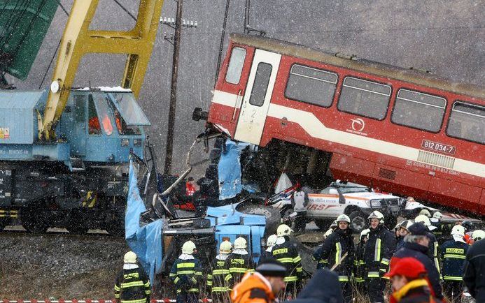 BRATISLAVA - De treincoupé die de bus ramde op een onbewaakte overweg. Foto EPA