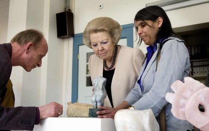 Koningin Beatrix begeleidt de blinde Asha Jadoenandansing (r) en de slechtziende Arend Knot (l) zaterdag op een expositie met beelden vervaardigd door 13 blinde en slechtziende kunstenaars. De koningin deed zaterdag in het kader van Make A Difference Day 