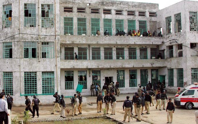 Pakistaanse veiligheidstroepen hebben maandag een politieschool buiten Lahore heroverd. Foto EPA