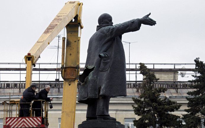 SINT–PETERSBURG (ANP/AFP/RTR) – Een krachtige explosie heeft een flink gat geslagen in het standbeeld van Lenin in Sint–Petersburg. Het standbeeld bij het station waar Lenin in 1917 terugkeerde uit ballingschap om voor te gaan in de communistische revolut